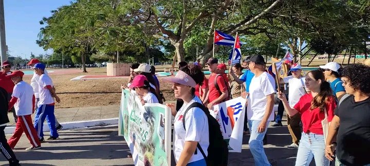 #PrimeroDeMayo victoria del pueblo trabajador.
Nuestro Centro de Bioplantas presente en el bloque de educación, desfilando en la celebración mundial de los trabajadores.
#diadeltrabajo 
#CiegodeAvila