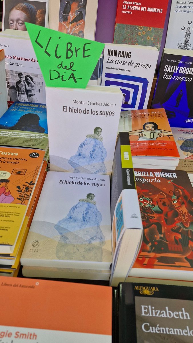 "El hielo de los suyos" és la historia de una aventura èpica, llena de poesia y sabiduría ancestral.
Basada en la vida real de Ada Blackjack, unics superviviente de una expedición a la isla de Wrangell. 

És el nostre #llibredeldia a la Fira del Llibre de Castelló