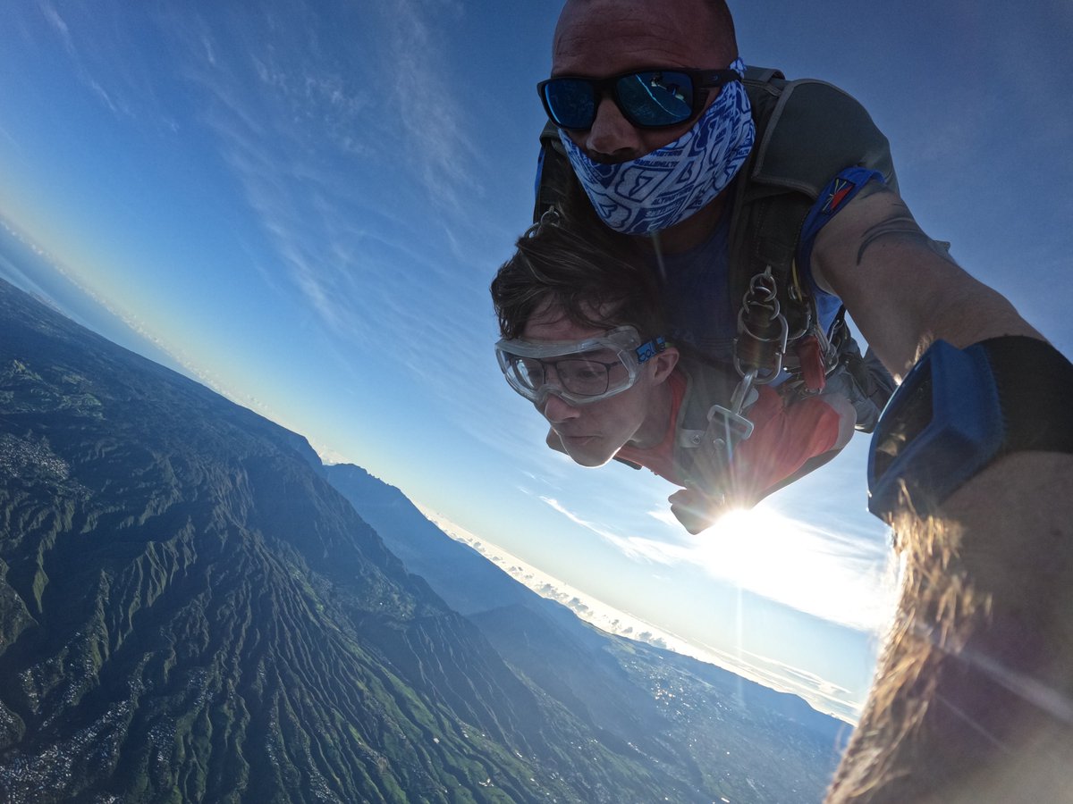 FLY974pointcom's tweet photo. La photo du jour #parachutisme #skydive #gotoreunion #gopro #goprochallenge #goprophotography #ralsa_fishing_gear #ileintense https://t.co/p4jIRXxfZ3