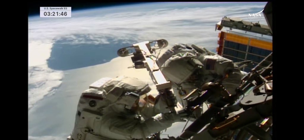 Meloony00's tweet photo. A regular day at work for @AstroAnnimal and @Astro_Ayers 😍 https://t.co/NWglqKpX3R