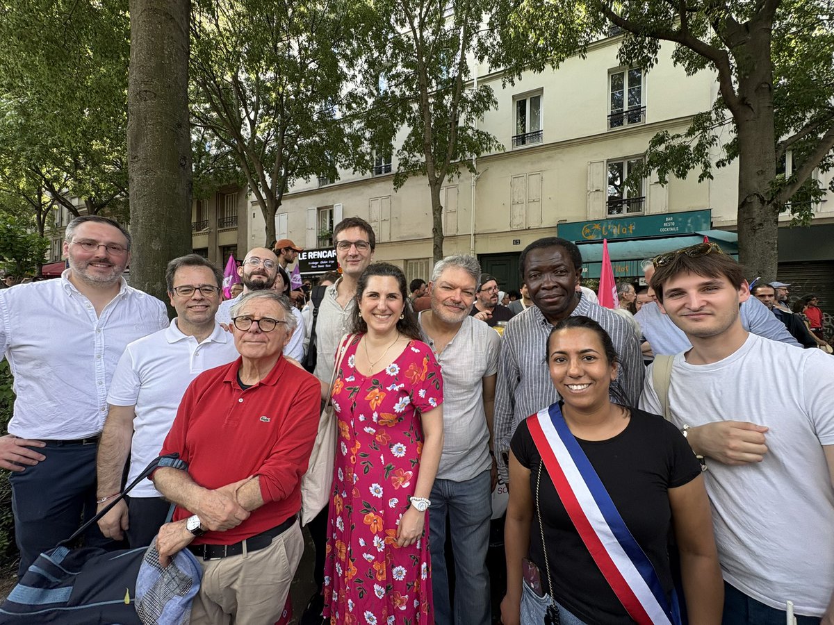 Manif du #1erMai 
Tous les socialistes unis pour défendre les droits des travailleurs ✊🏻🌹

Honte à ceux qui nous ont injuriés, frappés, attaqués. Rien ne viendra altérer  notre détermination à améliorer la vie des travailleurs. 

Merci à notre SO. Pensée aux blessés