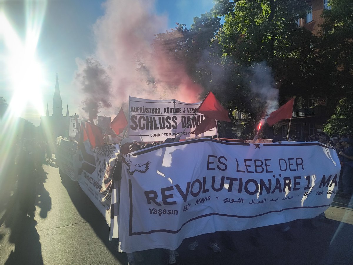 Die Revolutionäre 1. Mai-Demo startet mit Pyro und "Alle zusammen gegen den Faschismus"-Rufen. Polizei läuft entspannt und ohne Helme 50 Meter voraus #b0104 #Rev1MB