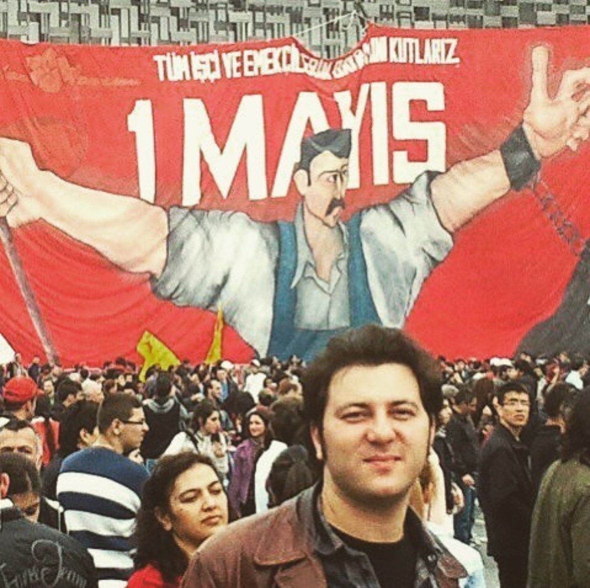 akgungurkan's tweet photo. Bu 1 Mayıs’ı da “Havalandırma Meydanı”nda kutlamış olduk.

Serçe arkadaşlar günün ilk ışıklarında şarkılarla, türkülerle meydanı ısıtmaya başlamıştı. Ardından karıncalar her zamanki kitlesel kortejleriyle meydanı coşkuyla doldurdular. Sonra halaylarla, horonlarla duvarları, dikenli telleri yıktık geçtik.

Dostlarım, sevdiklerim;
Bu doğum günümde buluşamadık. 
Olsun, sımsıcak mesajlarınız ulaştı bana. İyi ki varsınız, hepinize çok teşekkür ederim. Elbette tekrar yan yana geleceğiz, inadına güleceğiz, inadına eğleneceğiz. Bizim inadımızla bu hayat güzelleşecek.

Bu topraklarda mücadele de umut da bitmez! 
Sizleri çok seviyorum.

Yaşasın 1 Mayıs