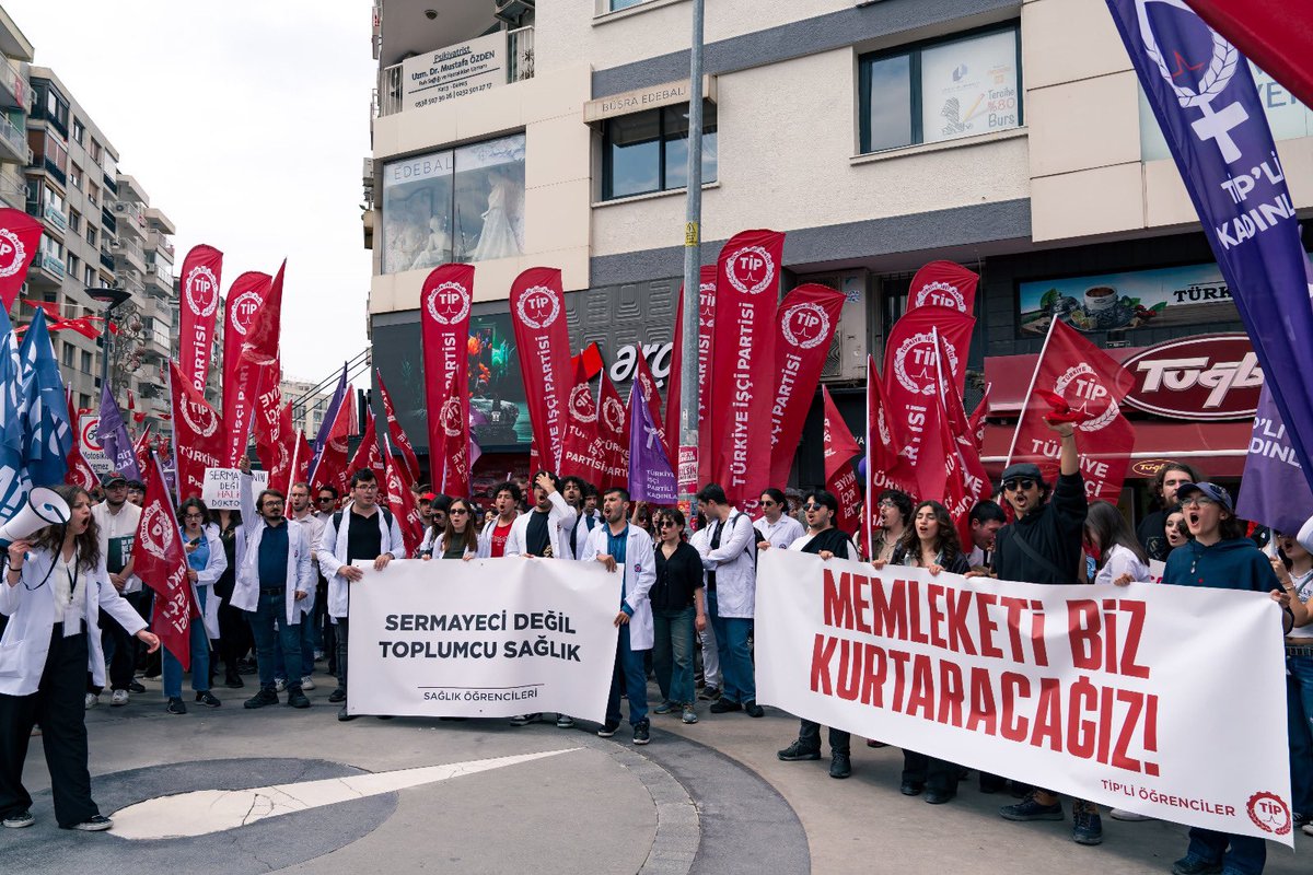 ilgazozer_'s tweet photo. Türkiye’nin dört bir yanında on binlerce öğrenci ile yan yana yürümenin, Türkiye İşçi Partisi kortejinde buluşmanın heyecanını ve mutluluğunu yaşadığımız bir 1 Mayıs’ı geride bıraktık. 

Bizimle omuz omuza yürüyen, bu mücadelede yanımızda olan sıra arkadaşlarımıza yürekten teşekkür ederiz.

Hep bir ağızdan bir kere daha tekrar edelim; “Memleketi Biz Kurtaracağız!”

#1Mayıs