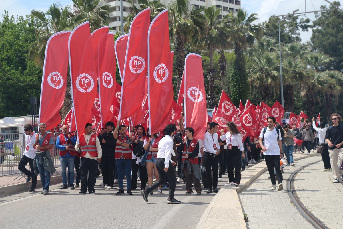 ilgazozer_'s tweet photo. Türkiye’nin dört bir yanında on binlerce öğrenci ile yan yana yürümenin, Türkiye İşçi Partisi kortejinde buluşmanın heyecanını ve mutluluğunu yaşadığımız bir 1 Mayıs’ı geride bıraktık. 

Bizimle omuz omuza yürüyen, bu mücadelede yanımızda olan sıra arkadaşlarımıza yürekten teşekkür ederiz.

Hep bir ağızdan bir kere daha tekrar edelim; “Memleketi Biz Kurtaracağız!”

#1Mayıs