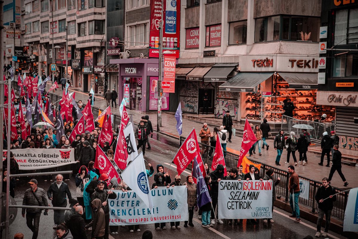 ilgazozer_'s tweet photo. Türkiye’nin dört bir yanında on binlerce öğrenci ile yan yana yürümenin, Türkiye İşçi Partisi kortejinde buluşmanın heyecanını ve mutluluğunu yaşadığımız bir 1 Mayıs’ı geride bıraktık. 

Bizimle omuz omuza yürüyen, bu mücadelede yanımızda olan sıra arkadaşlarımıza yürekten teşekkür ederiz.

Hep bir ağızdan bir kere daha tekrar edelim; “Memleketi Biz Kurtaracağız!”

#1Mayıs