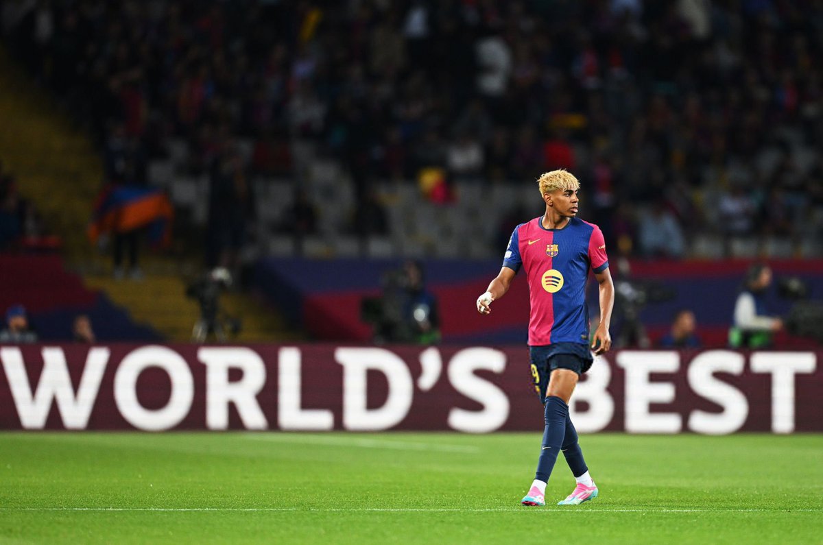 برشلونة كان فريقاً مسجوناً قبل قدوم فليك، كرة قدم تمركزية بحت، تموضعية بالمعنى الدقيق، كل لاعب في مساحته، لا حرية كبيرة في الحركة مع المحاولة المطلقة للسيطرة على ريتم المباراة و تحويله إلى ريتم بطىء، الخوف الدائم من خسارة الكرة لسيطرة أكثر على التحولات، تلك طريقة للفوز، لكن