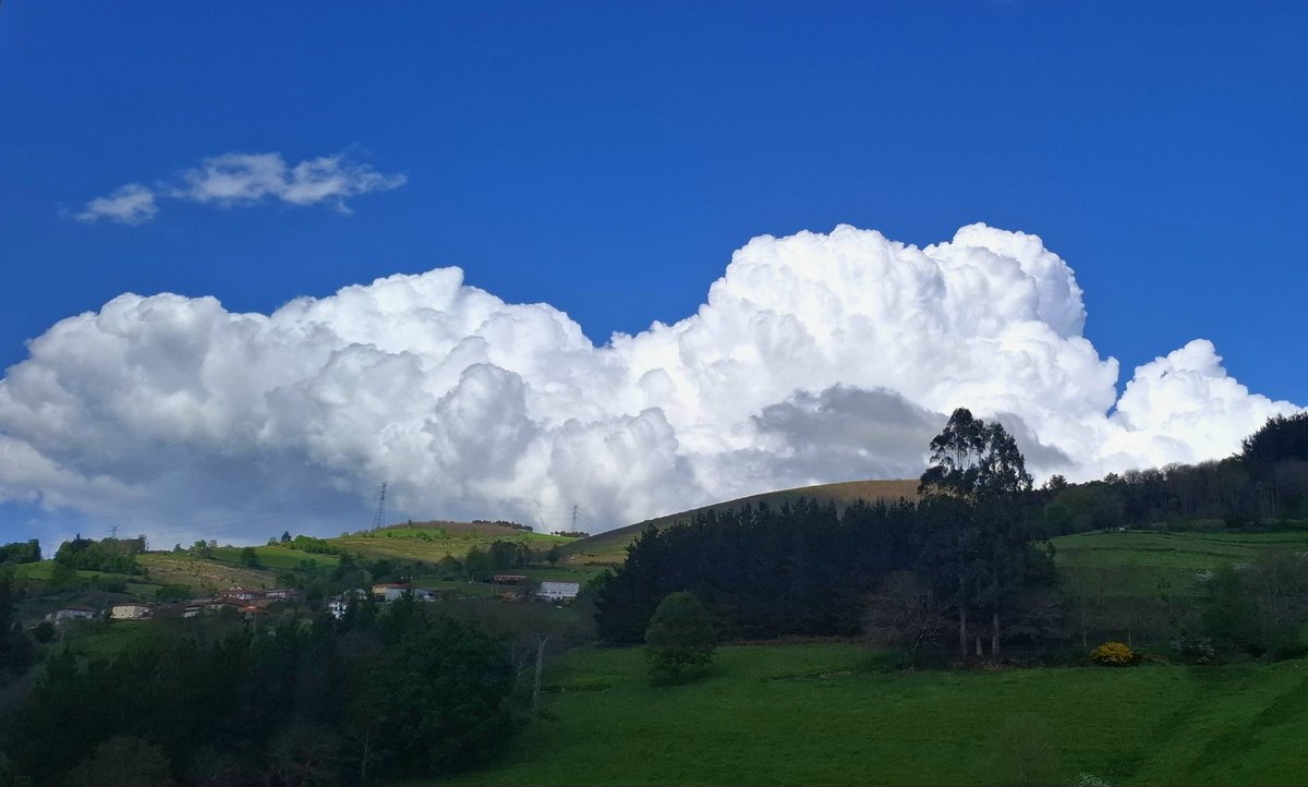 Cumulonimbus desde Pola de Allande, de momento sin tormenta...