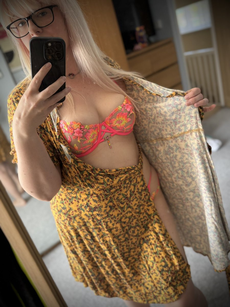 Almost the weekend. Wanna see me take this dress off? 

Lilyturtle.co.uk