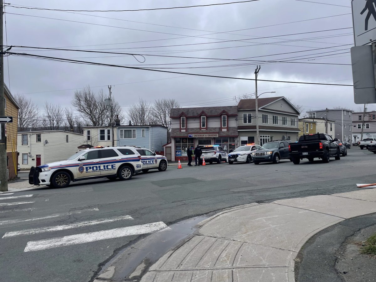 NTVNewsNL's tweet image. Large RNC presence in centre city as police respond to possible weapons offense ntv.ca/large-rnc-pres…