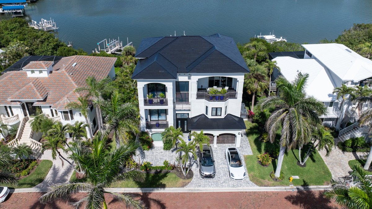 PrimebidEnergy's tweet photo. Solar panels? Nah. This Florida home rocks a full 23kW Tesla Solar Roof, installed by PRIMEBID. Modern, resilient &amp; beautiful. @teslaenergy https://t.co/YwpXV6RFFm