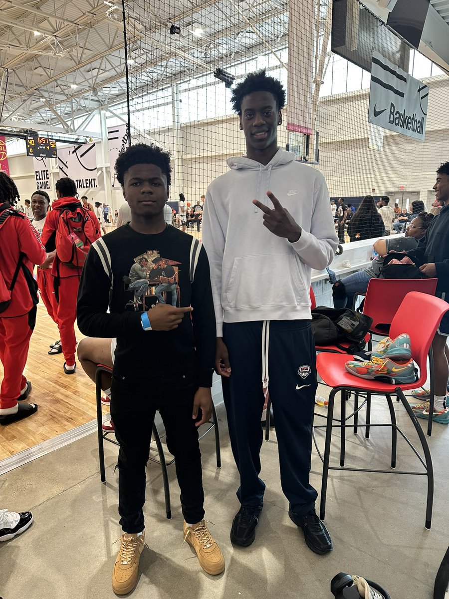 RamboB719's tweet image. He always find time to get pictures with the elite.   #TopDraftPicks #Nba #NBADraft #uno #Elite #CooperFlagg #AceBailey #CadeCunningham #AjDybantsa