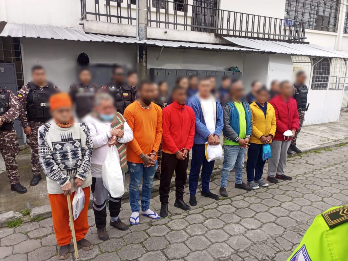 SNAI_Ec's tweet photo. #FortalecimientoPenitenciario
Gracias al trabajo interinstitucional y la cooperación internacional, en cumplimiento de los protocolos establecidos, un grupo de ocho PPL de nacionalidad colombiana, que permanecían en el #CPLCarchi N.°1, fueron repatriadas a su país de origen. https://t.co/X6RTdTgPDv