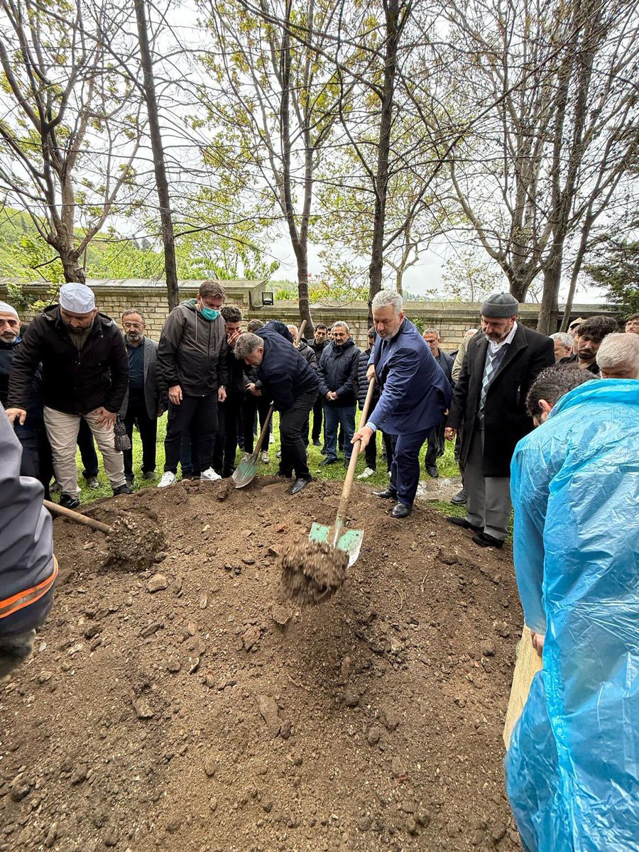 Ali Kuşçu’nun mübarek soyundan gelen, ilim ve irfan ehli, muvahhid ve muallim Hikmet Kuşçuoğlu Hakk’ın rahmetine kavuşmuştur.

Merhum Hikmet hocamızı bugün öğle namazına müteakip Eyüp Sultan Camii’nden, Hazret-i Eyüp el-Ensari’nin manevi huzurundan dar-ı bekâya yolculadık.

Yedi