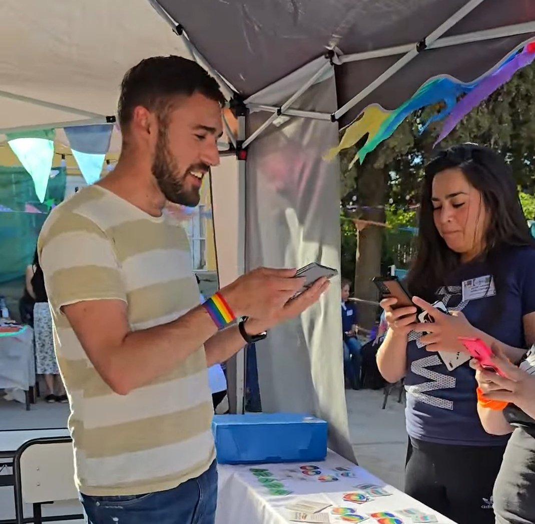 Este #1deMayo comparto mi recorrido: de la chacra con mis abuelxs, al trabajo en empresa + estudios, hasta ser profe, mi pasión. Hoy, gracias a <a href="/julietacorroza/">Julieta Corroza</a> trabajo por los derechos en Diversidad. ¡Feliz día trabajadorxs! 🧑‍🏫🏳️‍🌈✊