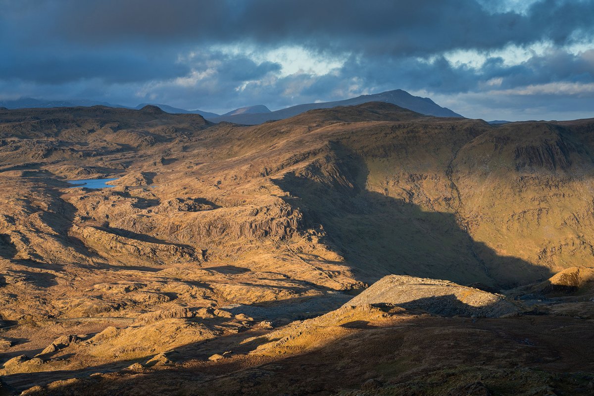 The #Moelwynion putting on a show today! Light played across the peaks with glorious changing conditions and views that stretched into the distance. What's the most dramatic mountain light you've ever seen? Let me know in the comments! 👇

#WalesAdventure #SnowdoniaNationalPark