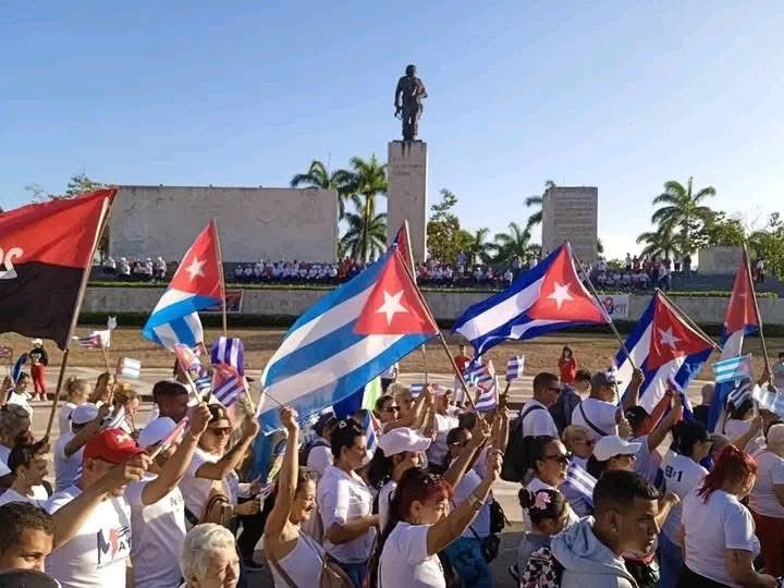 DiazCanelB's tweet photo. Toda #Cuba marchó este #1Mayo. En el momento más difícil, bajo la presión más brutal y las amenazas de siempre, de Maisí a Mantua y también viceversa, el archipiélago cubano se estremeció de pueblo. https://t.co/yOQyxp7Z3T