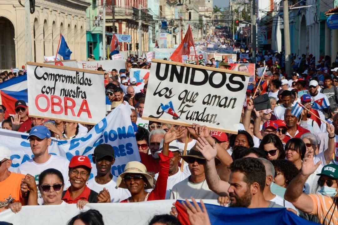 DiazCanelB's tweet photo. Toda #Cuba marchó este #1Mayo. En el momento más difícil, bajo la presión más brutal y las amenazas de siempre, de Maisí a Mantua y también viceversa, el archipiélago cubano se estremeció de pueblo. https://t.co/yOQyxp7Z3T