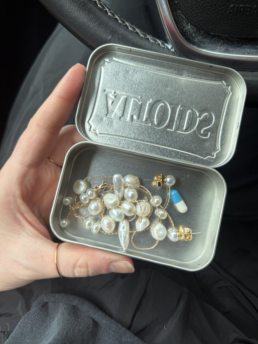 bimbopocalypse's tweet photo. Oh you thought these were Altoids?
Its my pearls and singular 30mg Ritalin you stupid bitch π€£π€£π€£
#HappyDerbyWeek https://t.co/CuEGfVEGI3