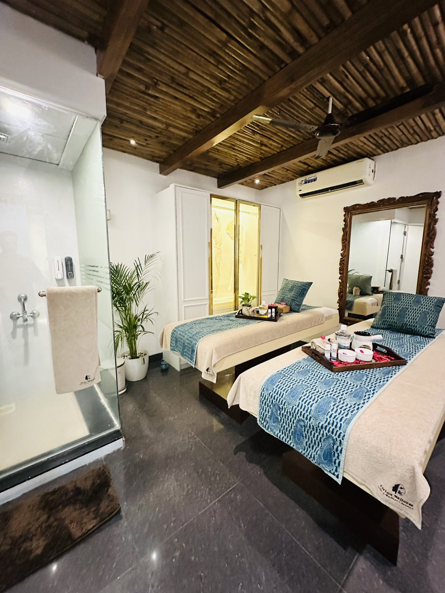 OrionSpaPune's tweet photo. Couple Spa at Orion Spa Pune💞 Step into a world of serenity, where love meets luxury. From rose petals to warm oils and curated scrubs – every detail is crafted for side-by-side indulgence. #orionspapune #PuneSpa #familyspapune #LuxurySpa #Pune #couplespapune #bestspapune https://t.co/KK1hdVsqNb