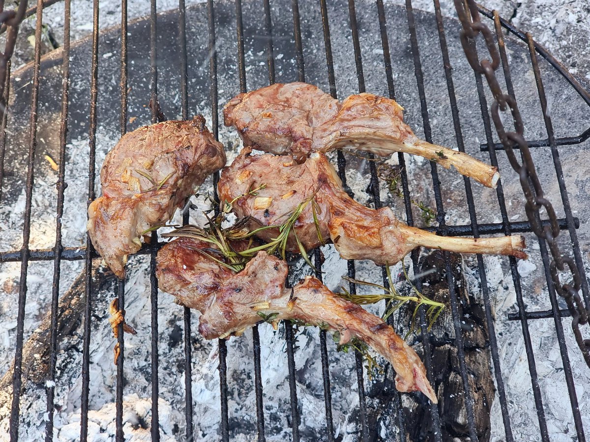 MarcBuergi's tweet photo. Lammkotelette an Knoblauch, Rosmarin und Thymian vom #Jenzer Fleisch aus Arlesheim.
Einfach fein. #Foodblogger https://t.co/oSOIptWesr