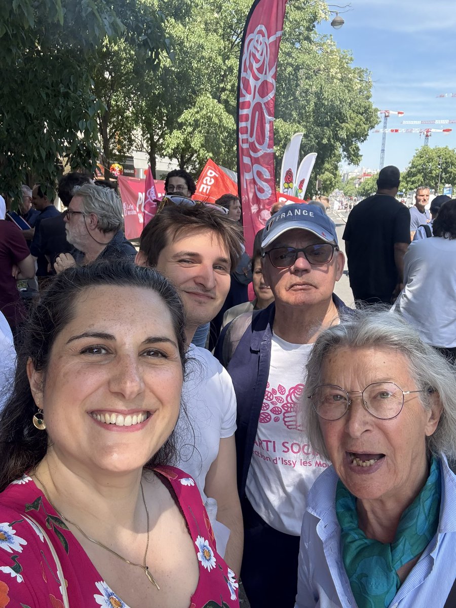 Nous étions présents dans le cortège du #1ermai pour défendre les droits des travailleurs. 

Nous avons été victimes d’injures et de violences inouïes. Parce que socialistes. 
Nous ne lâcherons jamais face à la haine ✊🏻🌹.