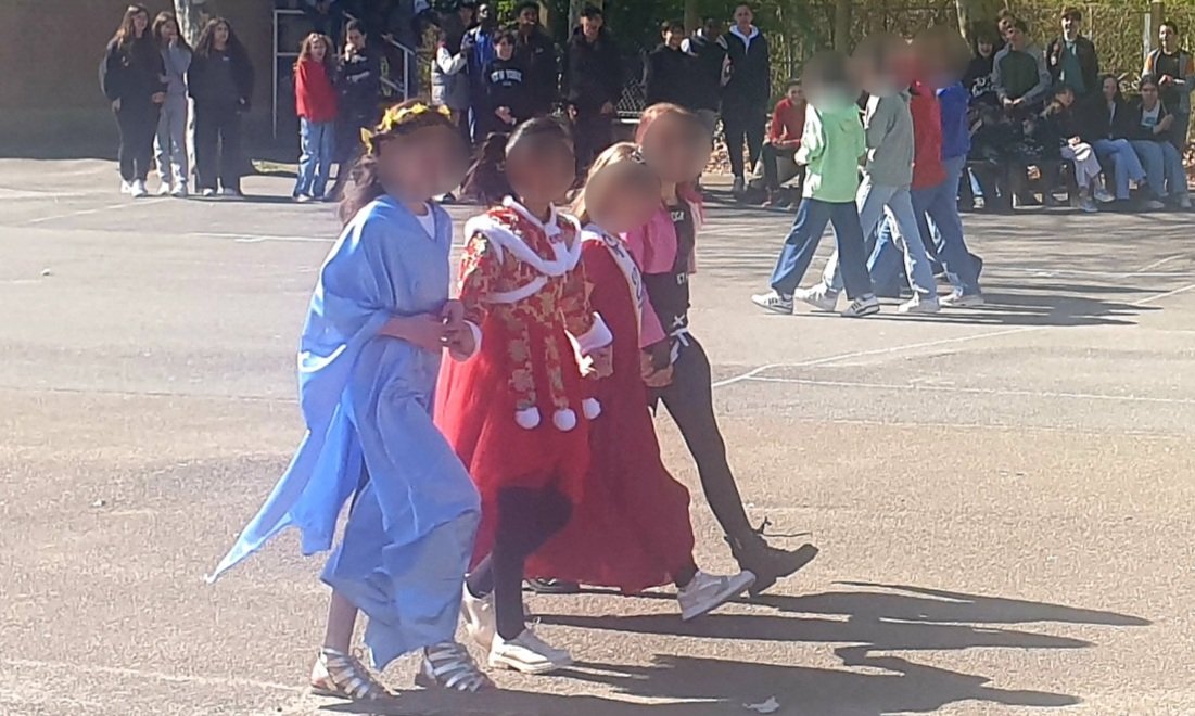 Le mois d'avril au <a href="/college_jy/">Collège Jacques Yves COUSTEAU</a> c'était... Carnaval ! Un défilé et un concours organisés par la Vie Scolaire. Jeunes et moins jeunes se sont prêtés au jeu pour un temps festif en faveur d'un climat scolaire apaisé.
