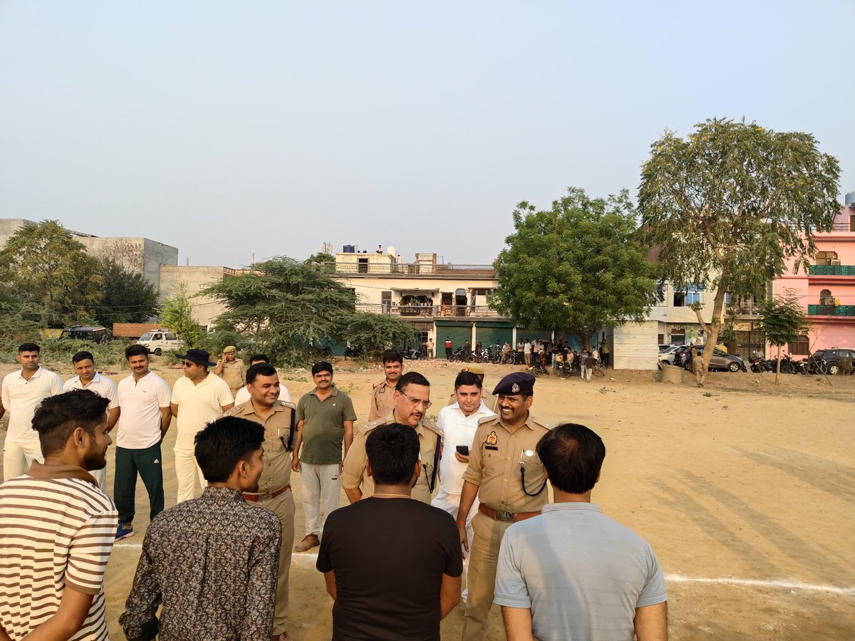 "गली क्रिकेट" से पुलिस-जन संवाद को नया आयाम 

आज दिनांक 01 मई 2025 को श्रीमान् पुलिस आयुक्त कानपुर नगर श्री अखिल कुमार महोदय के निर्देशन में मैत्रीपूर्ण एवं कम्यूनिटी पुलिसिंग को बढ़ावा देने हेतु एक प्रेरणादायक पहल के अंतर्गत थाना चमनगंज एवं थाना गुजैनी क्षेत्र में "गली क्रिकेट