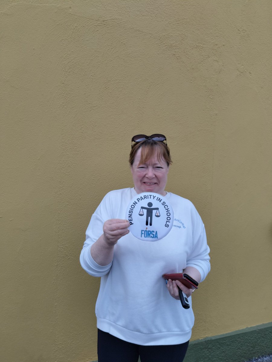 LuisaCarty's tweet photo. Parents and Staff at Ballymana NS showing great support for #pensionparityfor all school staff  @Forsaschoolsecs wearing our badges proudly #betterinaunion #badgeweek https://t.co/evORv45thl