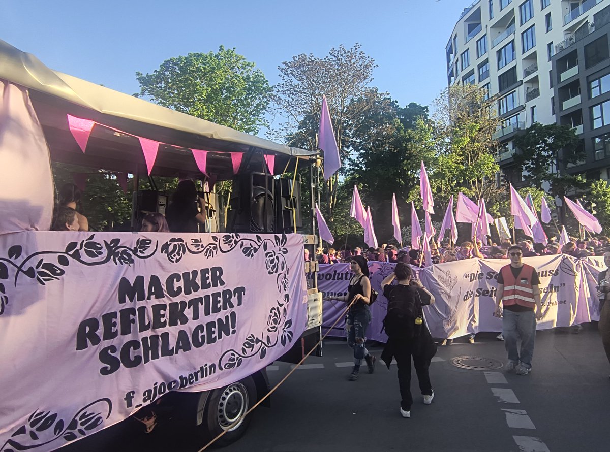 Riesiger Demozug, ca 45 Minuten von  vorne bis hinten, viele Blöcke, anders als letztes Jahr viel mehr als Palästinasolidarität #b015 #Rev1MB