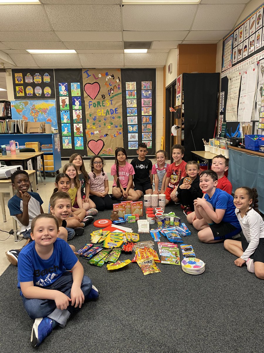 MmeChaouali's tweet photo. Thank you to the Grade 2 parents and the @RotaryClubWinds for the One of A Kind Grant. 6 kids in fly in communities will receive a birthday box @northernbbp @ForestGladePS @MsAwender https://t.co/mF1zM7ZObU