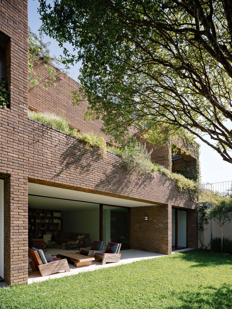 archdaily_es's tweet photo. Casa Ibsen se alza como una fortaleza introspectiva en medio del barrio Jardines, con fachadas cerradas hacia la calle que contrastan con un interior fluido y conectado por patios y terrazas.  https://t.co/m80bCbHDMV https://t.co/ef67idGHld