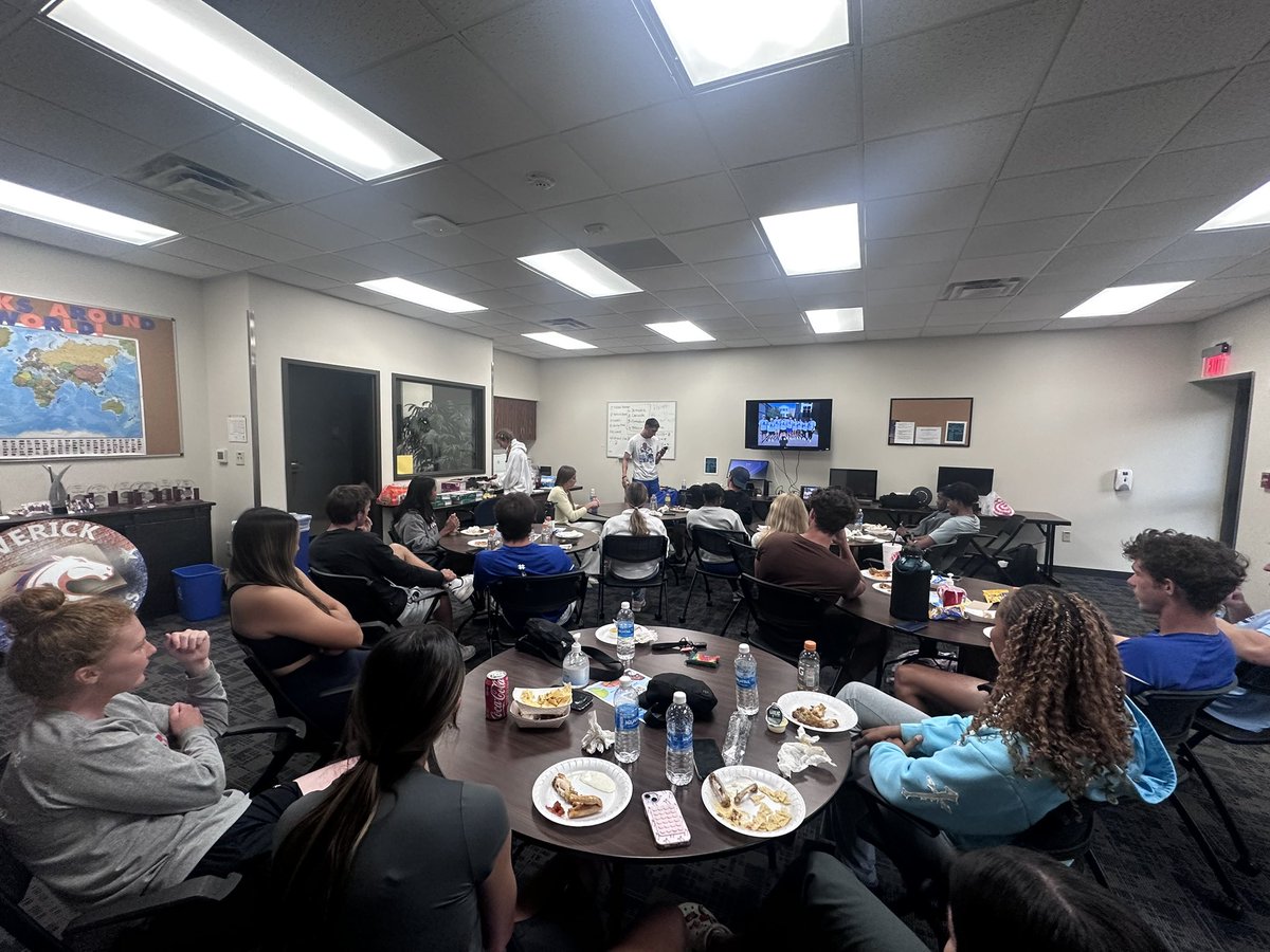 UTA_SA_Dev's tweet image. Our seniors shared meaningful memories at their last SAAC meeting. Thank you for leading with heart and leaving a legacy that lasts. #SAAC #SeniorSpotlight #UTA #Leadership