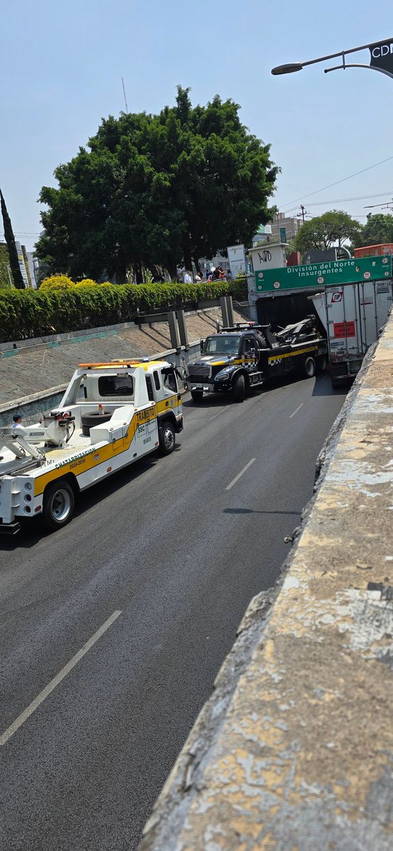 34 policías, 9 patrullas, 7 motos, 2 gruas para sacar un camión, fueron muchos o poquitos? Opiniones?

<a href="/SSC_CDMX/">SSC CDMX</a>