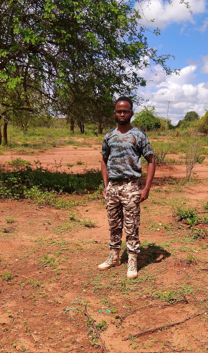 Look at his shoes. My boots are better than his, na zangu sio za 1500.