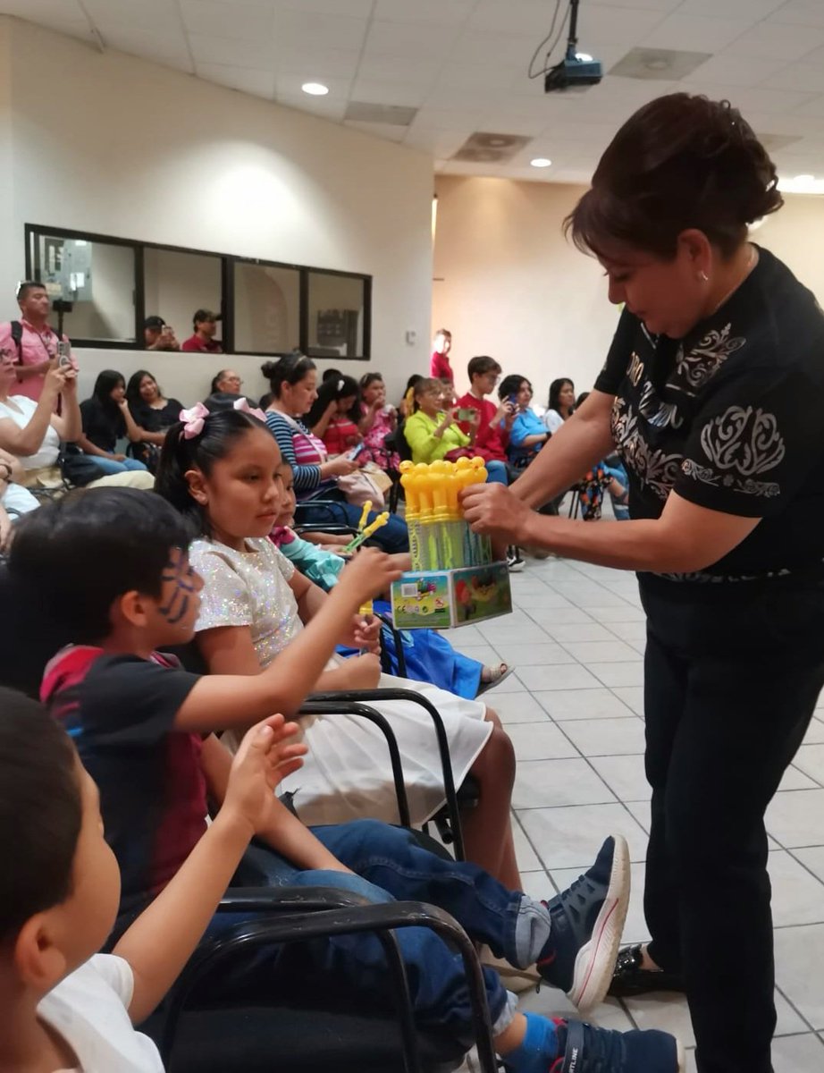 Ayer celebramos el Día de las Infancias con el concierto "Cantos de la Infancia: recordando a Cri Cri", a cargo del coro “El Cuerudo”, en el #MuseoRegional 🏫
Fue una tarde entrañable donde chicos y grandes cantaron juntos esas melodías que han dejado huella en generaciones 🎶