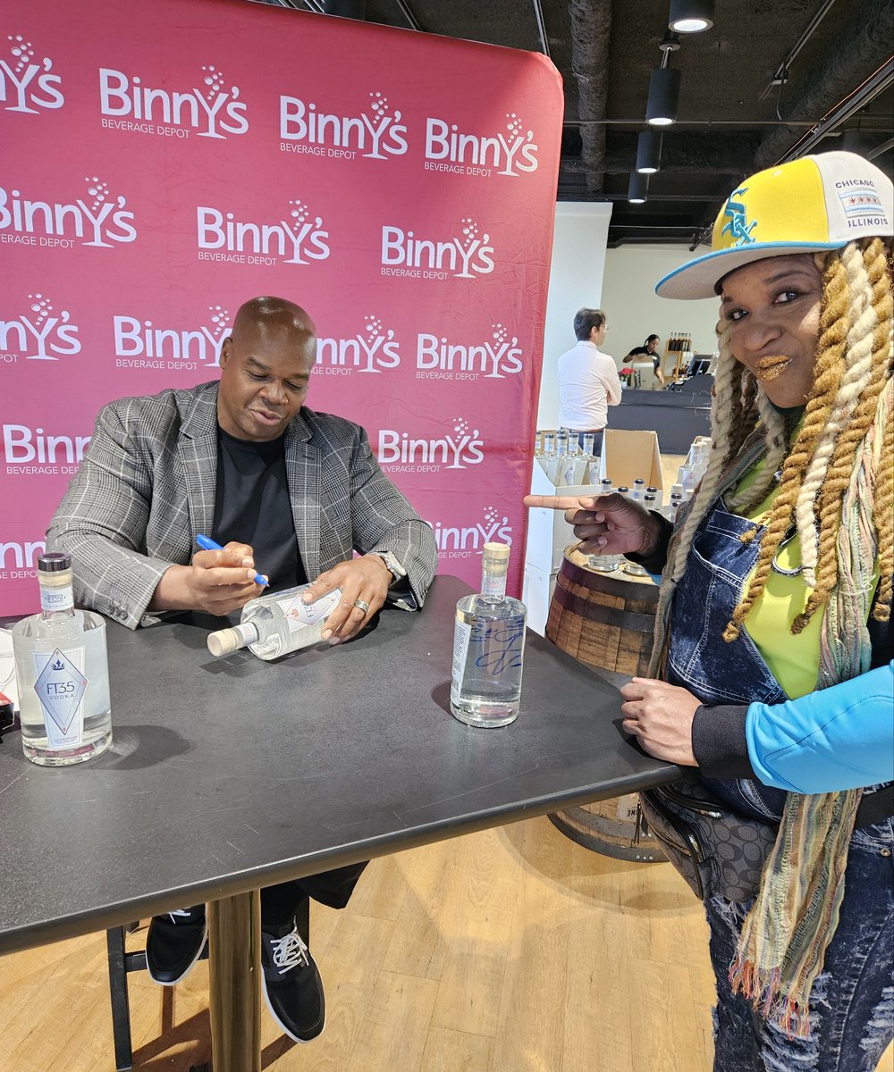 TheRealSoxChic's tweet photo. Not @TheRealSoxChic Bae, &amp; the Best #whitesox that ever lived Frank Thomas @TheBigHurt_35 at @BinnysBev
RIGHT NOW, GET THERE!  with his delicious #FT35 #FT35VODKA #FT35PEACHVODKA #SoxChic https://t.co/Tv7EZZ3wNo