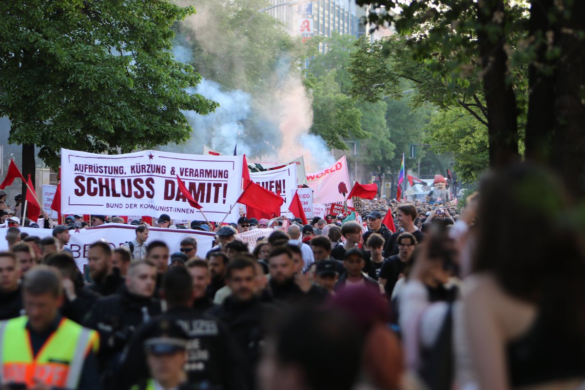 Auf der Sonnenallee wird’s direkt ein bisschen dynamischer. Mehr Parolen gegen die Polizei, mehr Pyro 

#berlin #b0105 #kreuzberg #r1mb