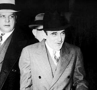 LatidosDePasion's tweet image. Con 16 años y ni un centavo, engañó a millonarios, políticos y mafiosos.

➤ Vendió la Torre Eiffel… dos veces
➤ Estafó a Al Capone y salió con vida
➤ Creó un invento que imprimía dinero falso

Pero lo increíble no es cómo lo hizo… sino lo que TÚ puedes aprender de él.

➜🧵