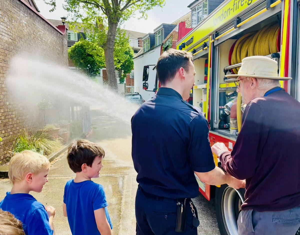 sparkleststeves's tweet image. The perfect visitors on this hot day! 
Thank you to @LondonFire for showing us around the fire engine and telling about your work 🚒
#Grandfriends #intergenerational #firebrigade