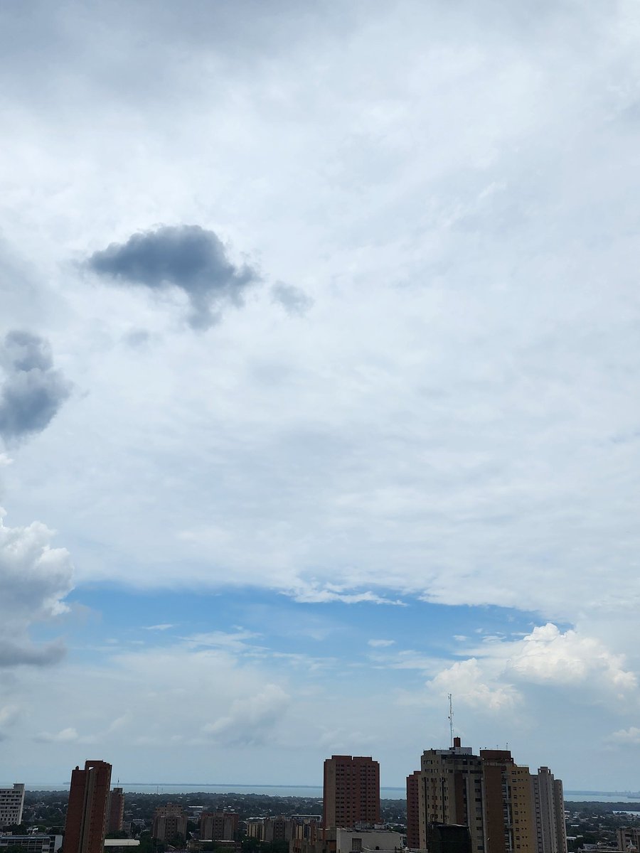 drnerioleon's tweet photo. Se observan nubes y lluvia hacia el sur y el oeste de Maracaibo con muchos truenos, hacia el norte todavia se ve cielo azul ( 3° y 4° fotografías). @Meteovargas @ClimaMaracaibo @MeteoZuliaReal https://t.co/46GRBbOzqJ