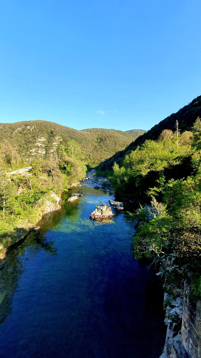 "𝑳𝒂 𝒗𝒊𝒆 𝒆𝒔𝒕 𝒖𝒏 𝒗𝒐𝒚𝒂𝒈𝒆, 𝒖𝒏 𝒇𝒍𝒆𝒖𝒗𝒆 𝒒𝒖𝒊 𝒏𝒐𝒖𝒔 𝒎è𝒏𝒆 𝒅𝒆 𝒔𝒂 𝒔𝒐𝒖𝒓𝒄𝒆 à 𝒔𝒐𝒏 𝒆𝒎𝒃𝒐𝒖𝒄𝒉𝒖𝒓𝒆. 𝑪𝒉𝒂𝒒𝒖𝒆 𝒇𝒍𝒆𝒖𝒗𝒆 𝒄𝒐𝒖𝒍𝒆, 𝒅'𝒖𝒏𝒆 𝒎𝒂𝒏𝒊è𝒓𝒆 𝒐𝒖 𝒅'𝒖𝒏𝒆 𝒂𝒖𝒕𝒓𝒆 ..." #𝑪𝒐𝒓𝒔𝒆 📷 05.2025