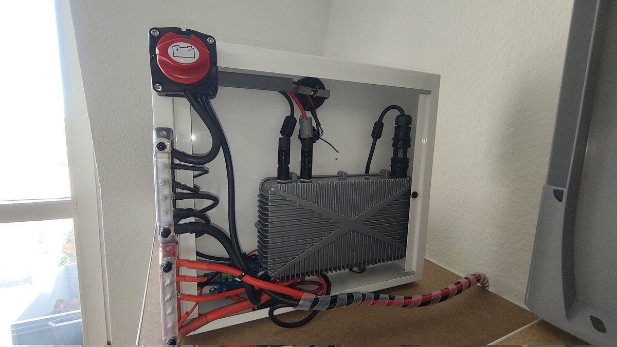 ProjectsSani's tweet photo. So das nächste Projekt fertig. Hat etwas gedauert. Aber jetzt hab ich alles was früher extern war in einem Pult und kann automatisch Einspeisen mit Extras. 🤓 Batt 🔋 Überwachung in Prozent und Spannung. Zeit, Temperaturen innerhalb wie außerhalb des Gerätes. Luftqualität. .... https://t.co/t9PoIXN8Pc
