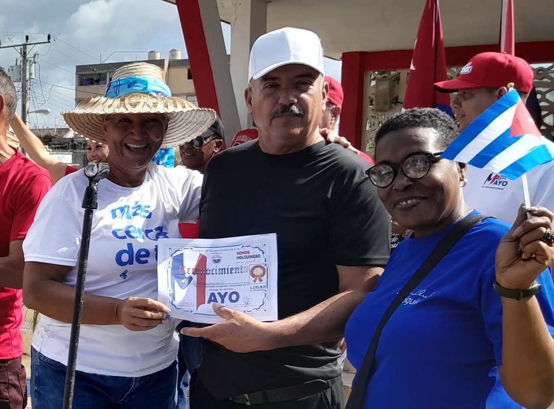 Este 1ro de Mayo será histórico, se reafirma una vez más el compromiso de nuestros trabajadores, familias y pueblo en general por la Unidad y por la Revolución y por los 25 años del Concepto Revolución de nuestro invicto Comandante Fidel. #PorCubaSeguiremosVenciendo