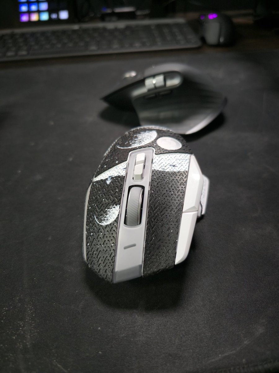 wtfitstosh's tweet photo. The @LogitechG  502x Plus is good but with a grip skin 《 Here: https://t.co/YqwkYk6ZKP 》
 and with Glass Skates
 《Here: https://t.co/5n3avgYzhr 》 make this Beast the best gaming tool out there! #pcgaming https://t.co/2R88tCrvRG
