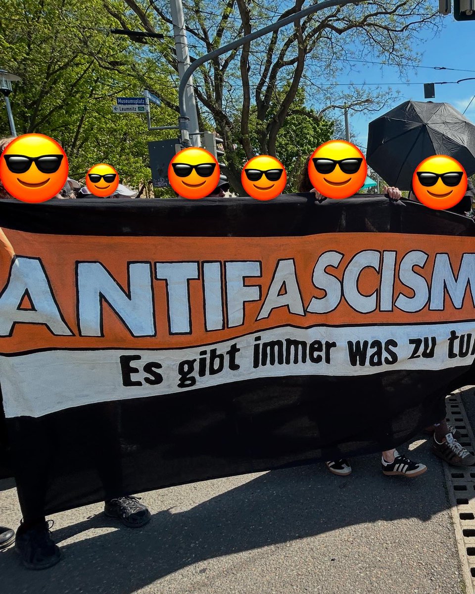 Mehr als 1000 Faschos heute in #Gera. NS-Ideologie offen zur Schau getragen,viel Inszenierung für Social Media,offener Antisemitismus &amp; Rassismus. Weniger als angemeldet. 
Stabile antifaschistische Demo mit ca 750 Leuten. Auf Rückfahrt junge Antifas im Zug angegriffen. #g0105