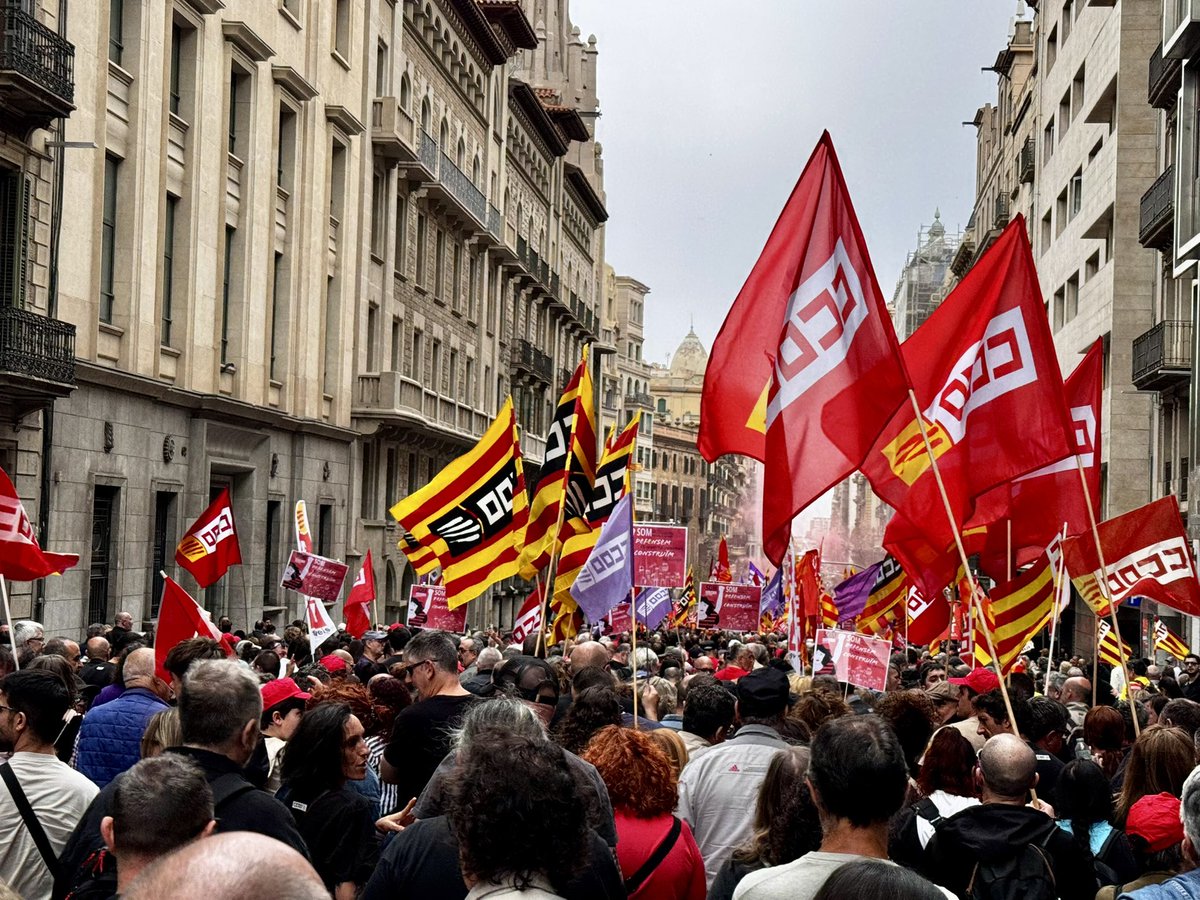 📣Barcelona ha ressonat avui amb la força de la classe treballadora

💪 Hem sortit a defensar el nostre futur: 37,5 hores i més drets 🚩 

🔥 Visca la lluita obrera. Visca el sindicalisme combatiu‼️

#ProtegerLoConquistadoGanarFuturo #1MCCOO