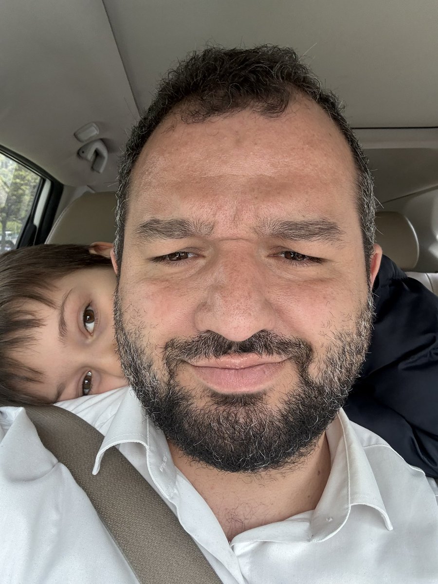 Çiftlik sahibi biriyle tanıştım geçen günlerde.  “Oğlunu çiftliğe getir ona bir tavşan hediye edeyim” dedi. Bugün gittik. 

Gezdik, dolaştık, tam çıkarken çiftliğin sahibi oğlumun kucağına tavşanını verdi. Oğlum etrafa bakındı. Tavşanın kafesine odaklandı. Baktık ki iki büyük bir