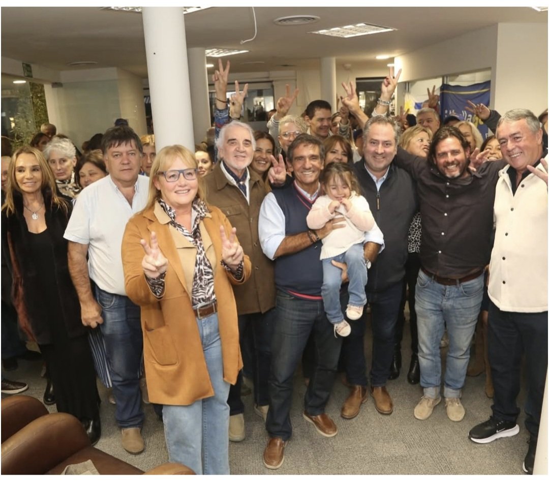 Con LA 44000 y el Sublema CONSTRUYENDO FUTURO junto a Martín Laventure en la inauguración de la Coordinadora en Punta del Este, Gorlero y 28
ABELLA INTENDENTE-GRAZIUSO LISTA 44000
MARTIN LAVENTURE ALCALDE DE PUNTA DEL ESTE LISTA 4040CH y nuestra compañera LORENA CANO CONCEJAL