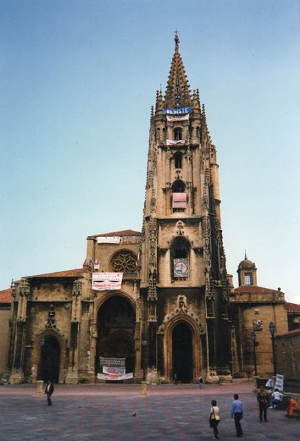 También hablamos de trabajo en las periferias. Esta noche <a href="/DaniNdrs/">Daniel Andrés</a> nos habla de 'No era imposible' (<a href="/HojadLata/">Hoja de Lata Editorial</a>) con su autor, Alejandro Álvarez.

Recordamos la historia de los trabajadores de Duro Felguera y los logros que consiguieron haciendo huelga y manifestándose.